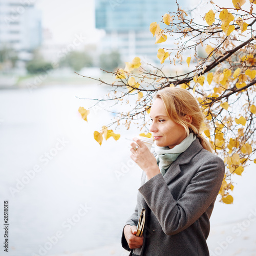 Obraz na płótnie Young woman walking and drinking take away coffee in the city w salonie