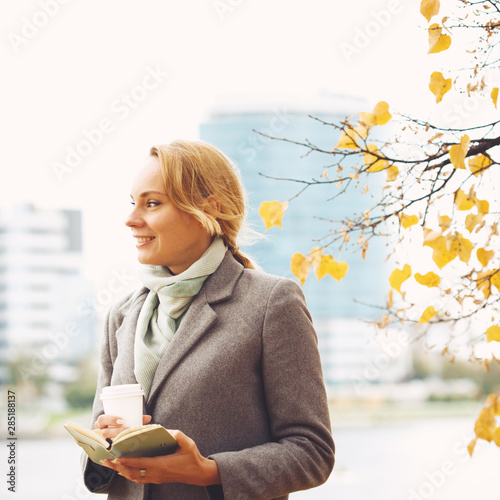 Obraz na płótnie Smart pretty woman in autumn park w salonie