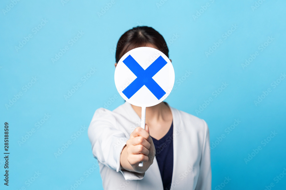 Samolepka バツを見せる女性