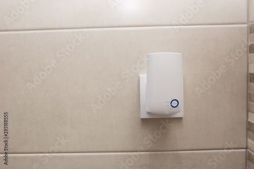 Foto Wifi home repeater plugged in closeup.