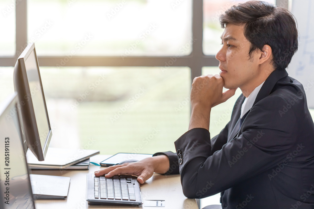 Young businessmen are stressed at the office desk Young businessmen are stressed at the office desk