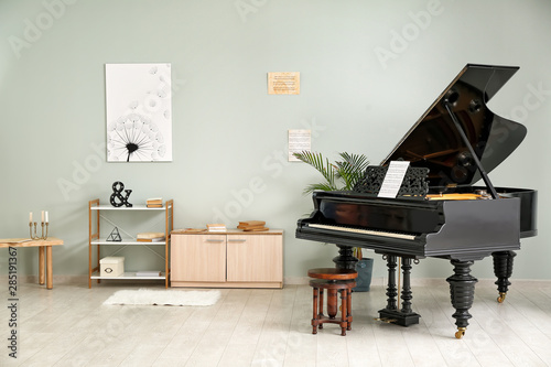 Fotografia Interior of room with stylish grand piano