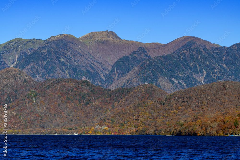 日光白根山と中禅寺湖の紅葉