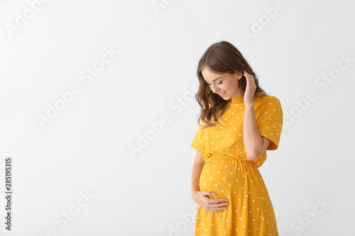 Canvastavla Beautiful pregnant woman on light background