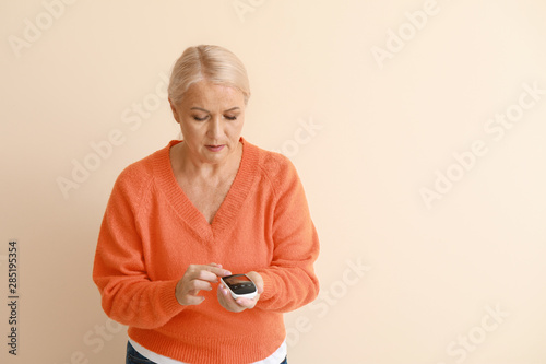 Diabetic woman checking blo...