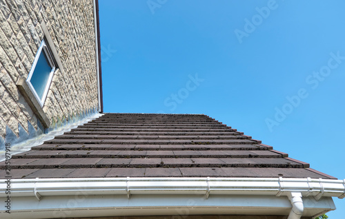 Fotografía A small Tiled Pitch Roof on a new build house in Menston, Yorkshire, with PVC Guttering, Sofits and Lead Flashing