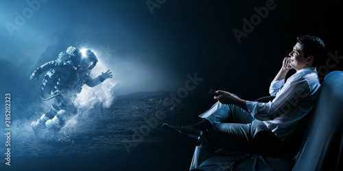 Foto Businessman watching TV