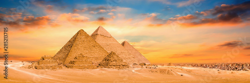 Panorama der großen Pyramiden von Gizeh bei Sonnenuntergang