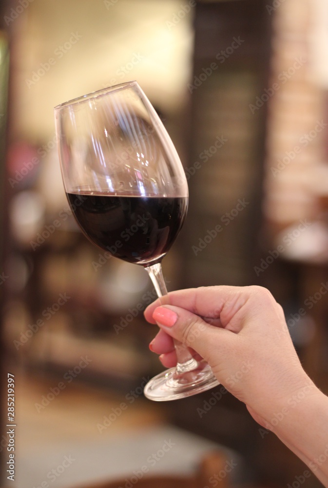 Copa de vino en la mano de una mujer Stock Photo | Adobe Stock