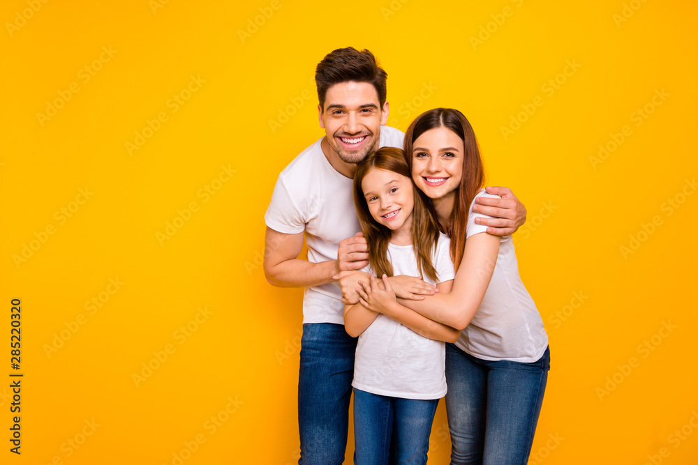 Фото мамы на зеленом фоне Photo of daddy mommy and little foxy lady having best time wear casual outfit is