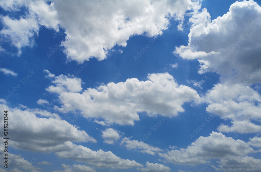 Obraz premium Nimbostratus white clouds in the blue sky natural background beautiful nature