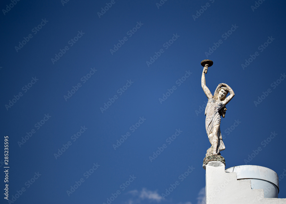 Statue in minimalist perspective