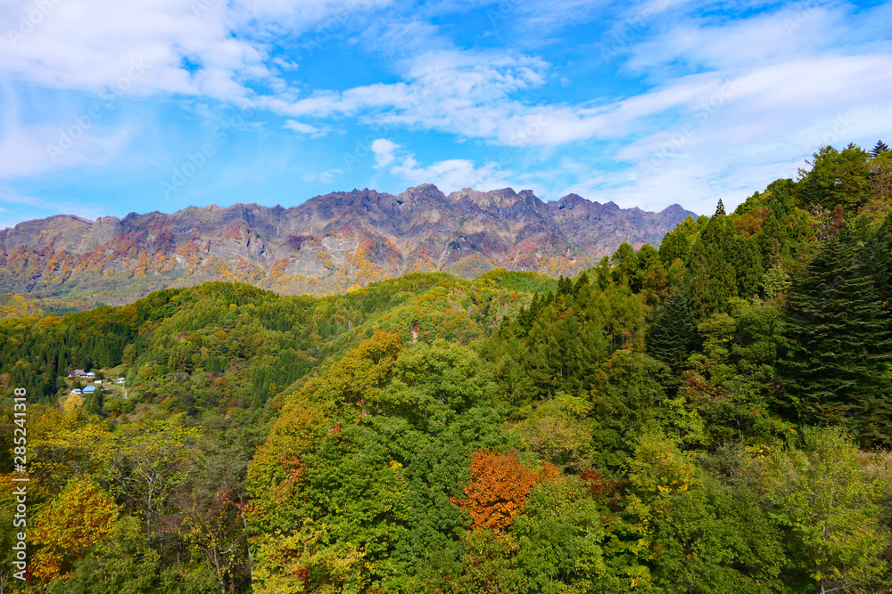 妙高戸隠高原国立公園。大望峠より戸隠連峰を望む。鬼無里　長野　日本。１０月下旬。
