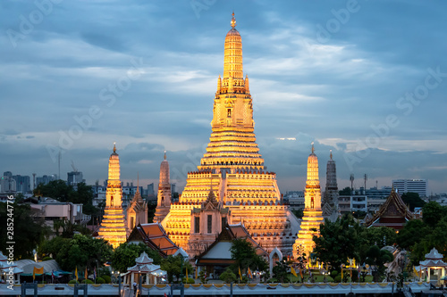 Wat Arun Temple at beautiful sunset, Landmark of Bangkok, Thailand (Wat Arun Ratchawararam Ratchawaramahawihan, Temple of Dawn) © goodeeday