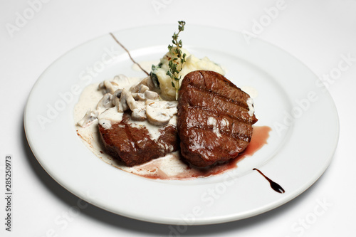 beef medallion in a creamy-rib sauce