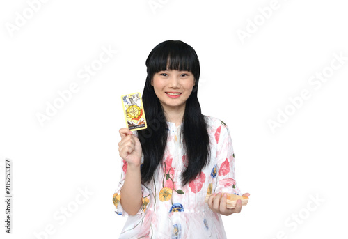 Foto Cute Asian Girl got Wheel of Fortune Card from Tarot Deck.