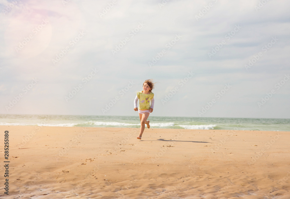 Magnifique jeune fille jouant dans le sable