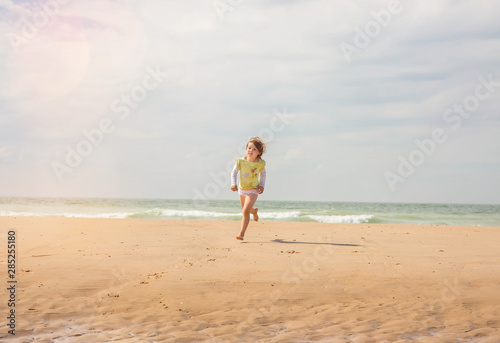 Magnifique jeune fille jouant dans le sable © Image'in
