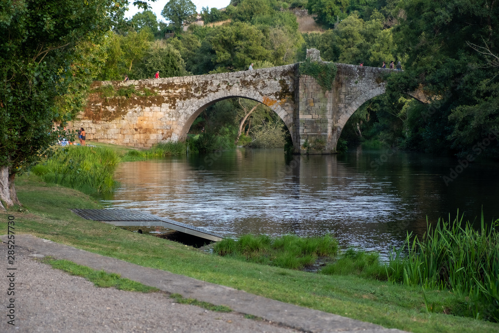 Puente medieval sobre el rio Arnoia en Allariz Puente medieval sobre el rio Arnoia en Allariz