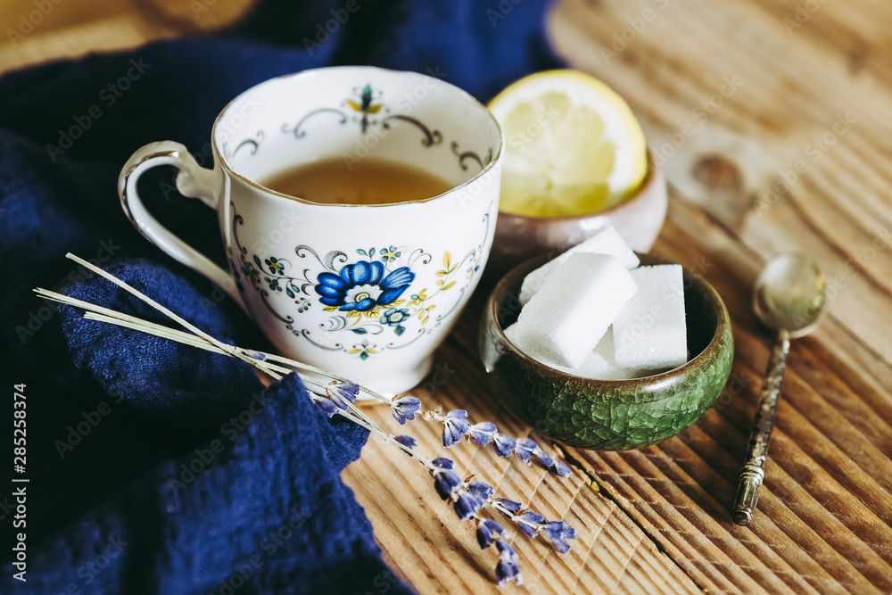 Thé au citron et badiane dans une tasse en céramique vintage posé sur une table en bois Thé au citron et badiane dans une tasse en céramique vintage posé sur une table en bois