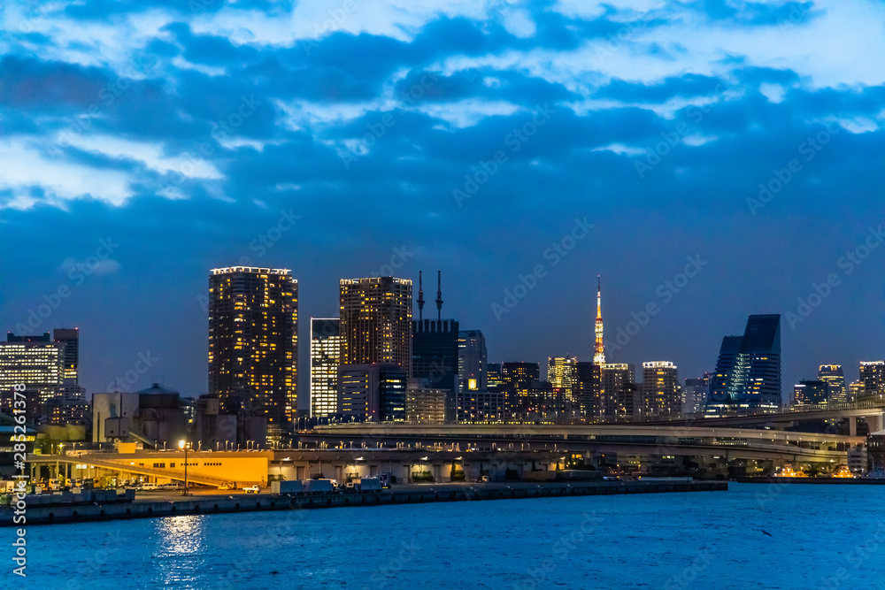 Obraz premium 船上から見る夕暮れの東京の街並み