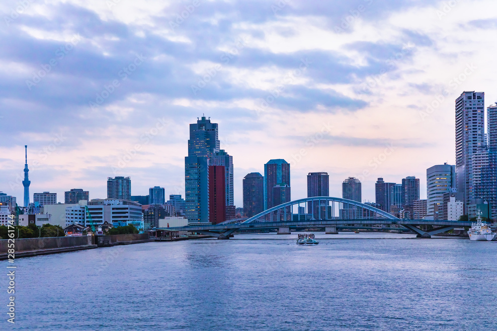 船上から見る夕暮れの東京の風景