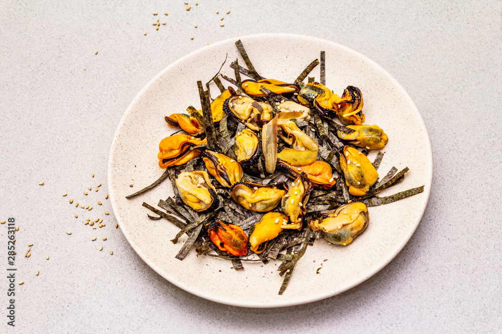 Mussels with nori seaweed, sesame and tuna bonito flakes Mussels with nori seaweed, sesame and tuna bonito flakes