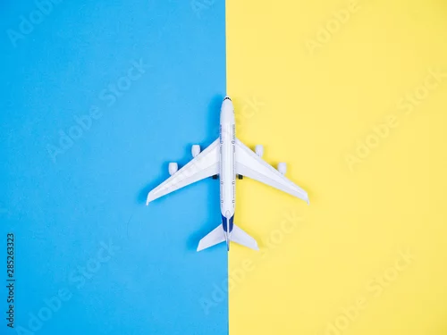 Obraz Płaski faly widok z góry samolotu zabawki na niebieskim tle