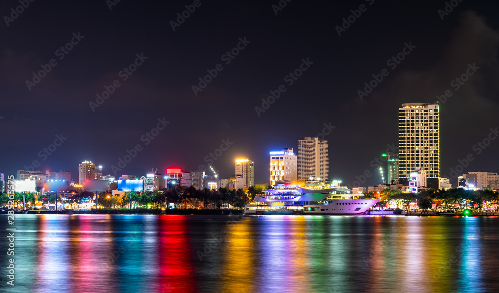 Fototapeta premium Night cityscape of Da Nang in Vietnam
