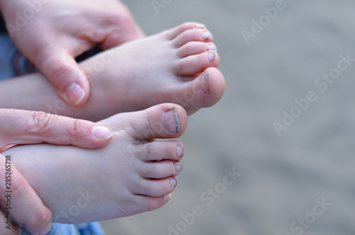 Schmutzige Füße von einem Kleinkind