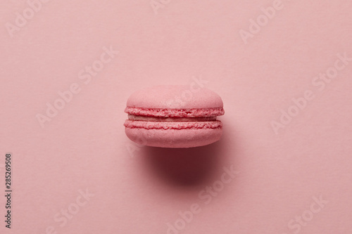 Murais de parede Pink French macaroon in center on pink background