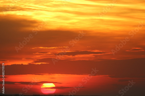 zachód słońca na czerwonym żółtym niebie z powrotem wieczorem miękkie chmury nad horyzontem morza