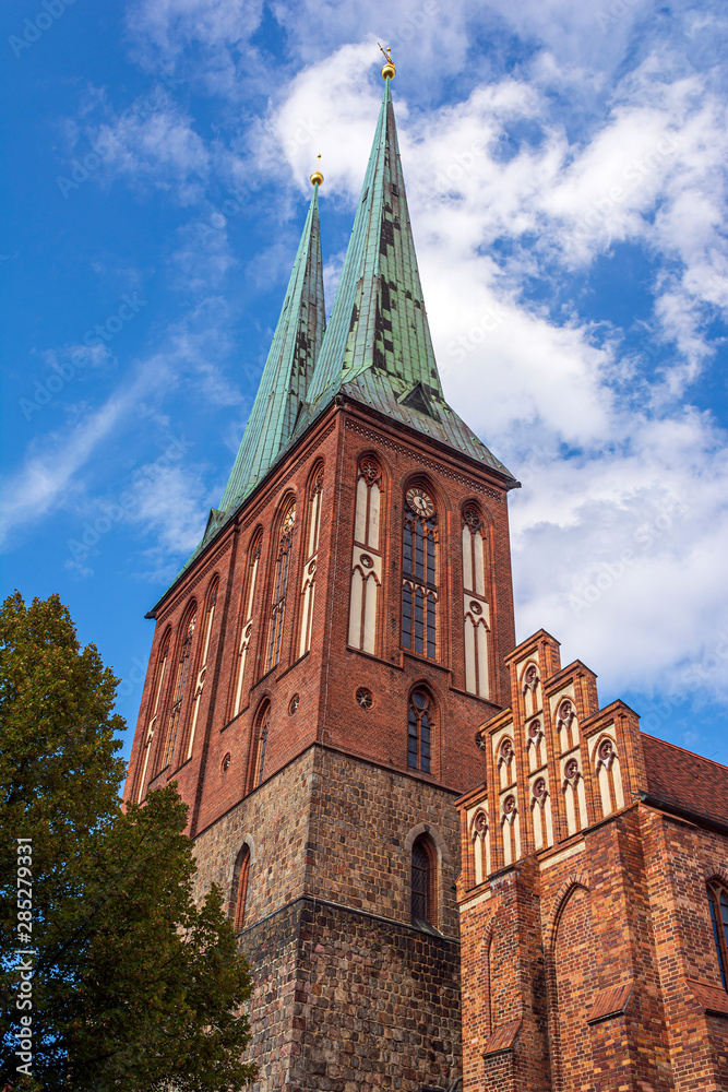 Obraz premium A view of the exterior of Nikolai Kirche, also known as St. Nicholas Church in the city of Berlin, Germany.