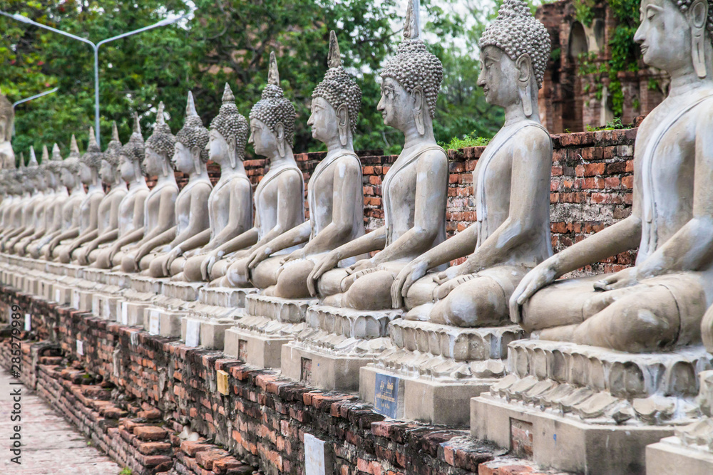 Obraz premium Row of Buddha Statues at Wat Yai Chai Mongkhon in Ayutthaya