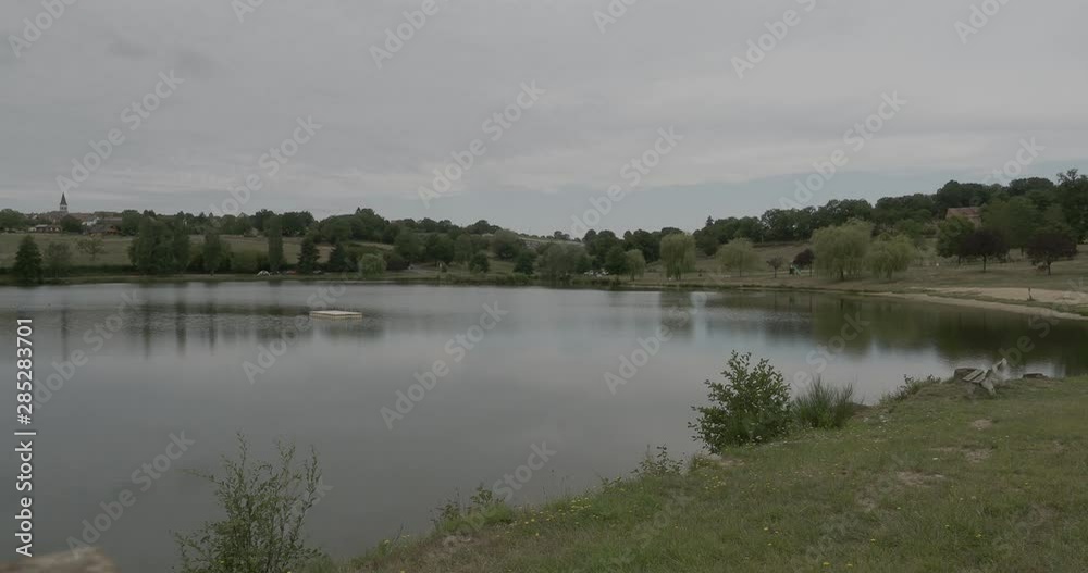Plan d'eau et village de Servant dans le Puy-de-dôme Plan d'eau et village de Servant dans le Puy-de-dôme