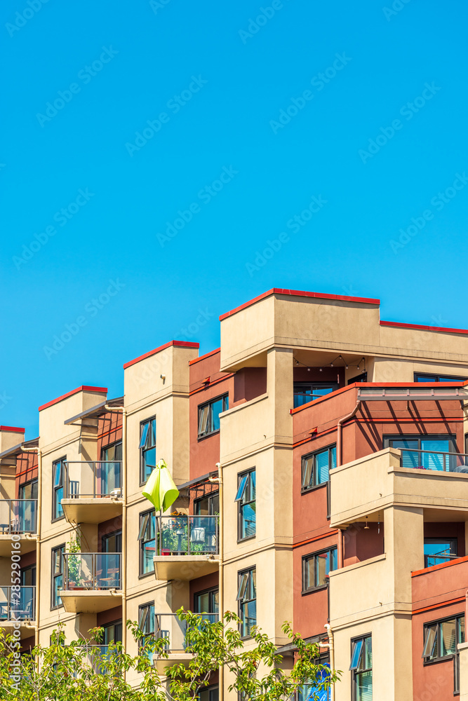 The top of an apartment building with nice windows.