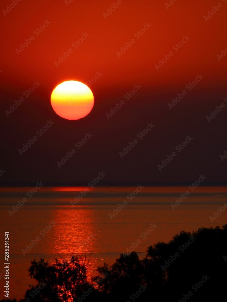 Obraz premium magnificent, magical, wonderful sunset over the sea - Greece, Nikiti - Chalkidikis
