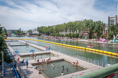 Canal et bassin de la Villette à Paris photo