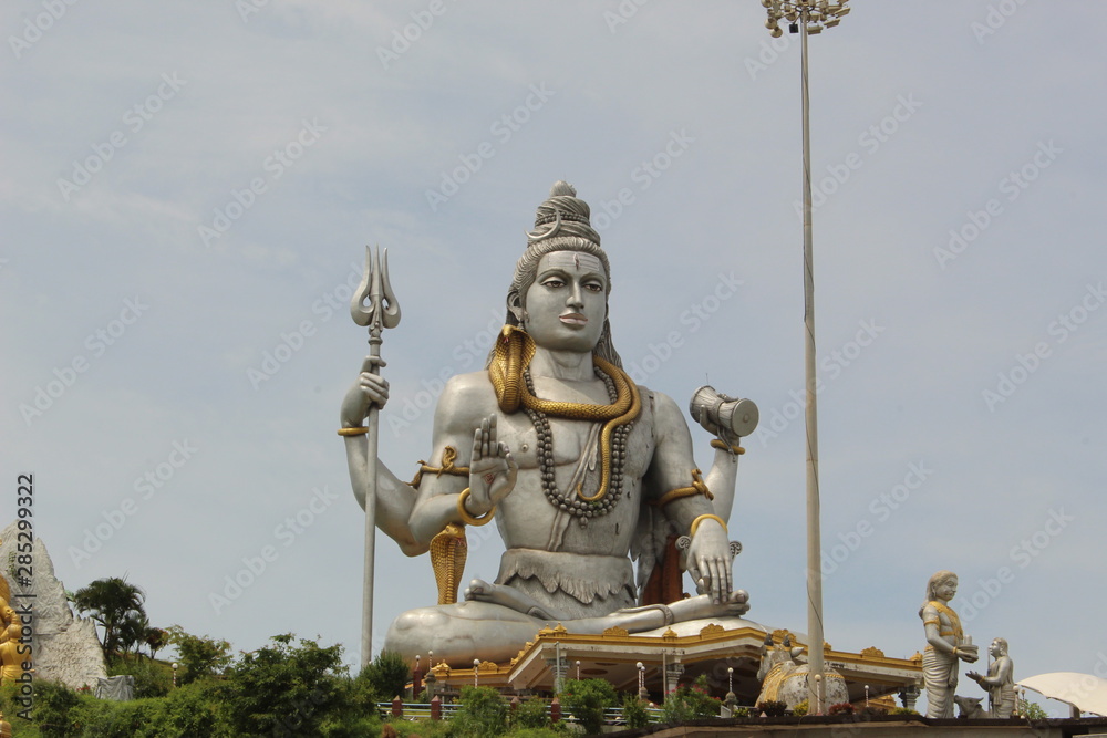 Obraz premium Murdeshwar is a town in Bhatkal Taluk of Uttara Kannada district in the state of Karnataka, India. The town is located 13 kms from the taluk headquarters of Bhatkal. Murdeshwar is famous for the world