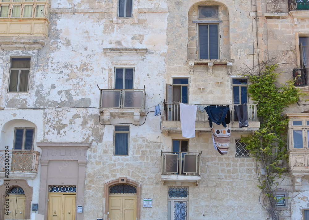 façade d'immeuble de La Valette , capitale de Malte