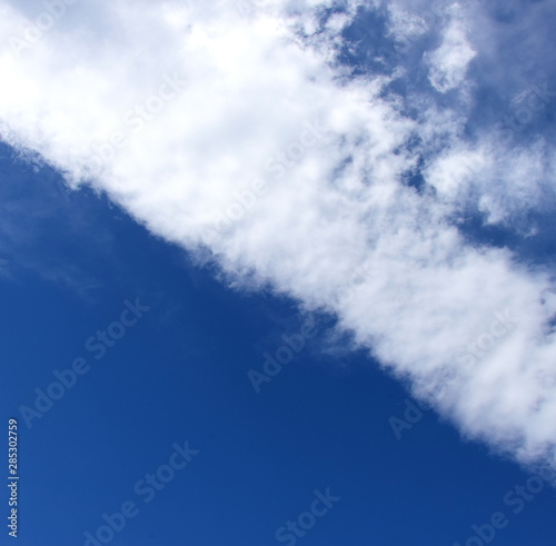 Weiße Wolken vor blauen Himmel - Hintergrund  photo