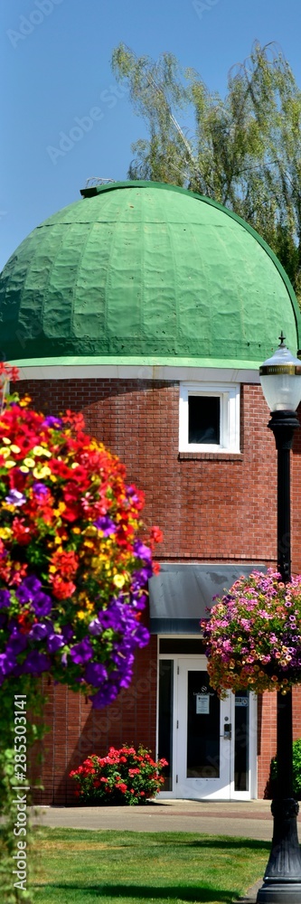 Naklejka premium Colorful landscape of flower baskets on campus