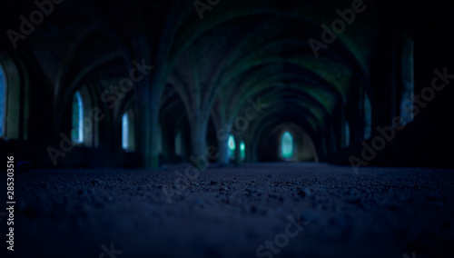 Φωτογραφία A dark and spooky background of arches in the dungeon of an old monastery, castle at night