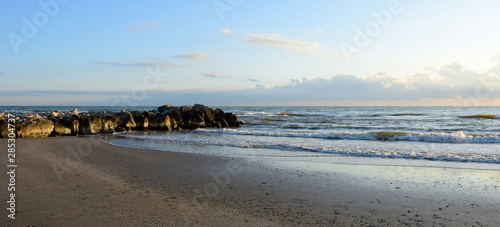 Ebbe am menschenleeren Strand am frühen Morgen an der Adria bei Sonnenaufgang