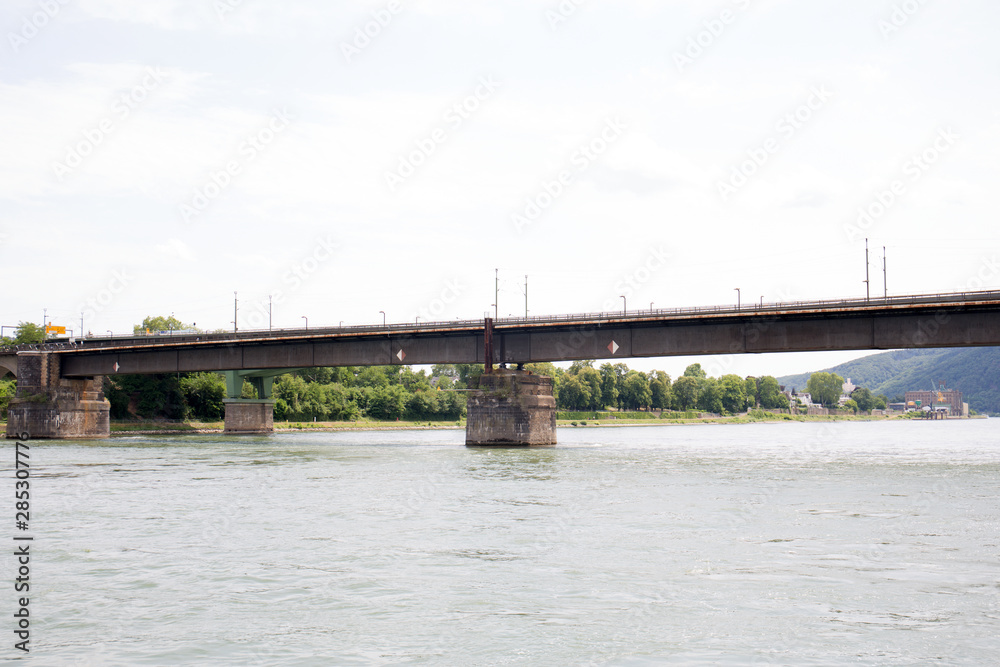 blick auf die konstruktion der brücke in koblenz am rhein fotografiert während einer schiffstour auf dem rhein an einem sonnigen tag