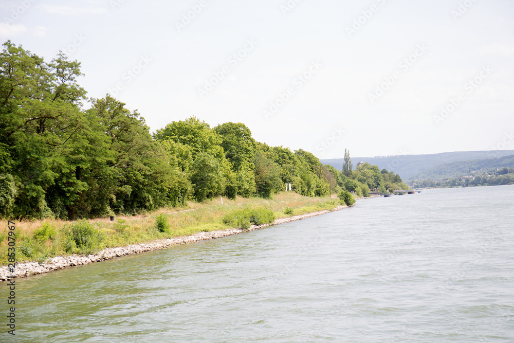 blick entlang des rhein in koblenz am rhein fotografiert während einer schiffstour auf dem rhein an einem sonnigen tag blick entlang des rhein in koblenz am rhein fotografiert während einer schiffstour auf dem rhein an einem sonnigen tag