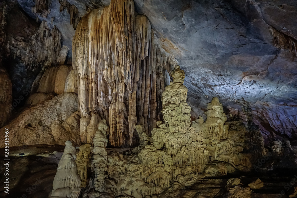 Paradise Cave, one of the biggest caves in Vietnam Paradise Cave, one of the biggest caves in Vietnam