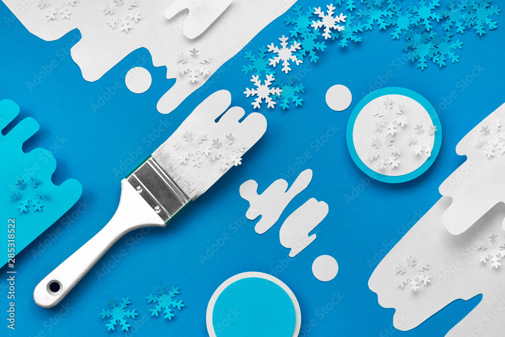 Φωτογραφία Paint brushes loaded with paint made of paper snowflakes, flat lay on paper craf