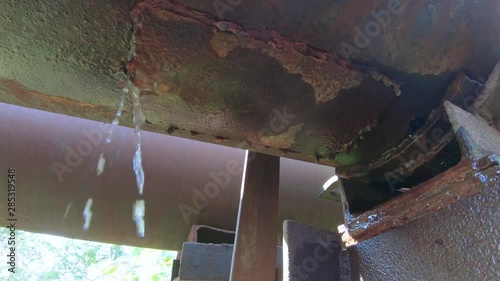 Pipe leakage under strong