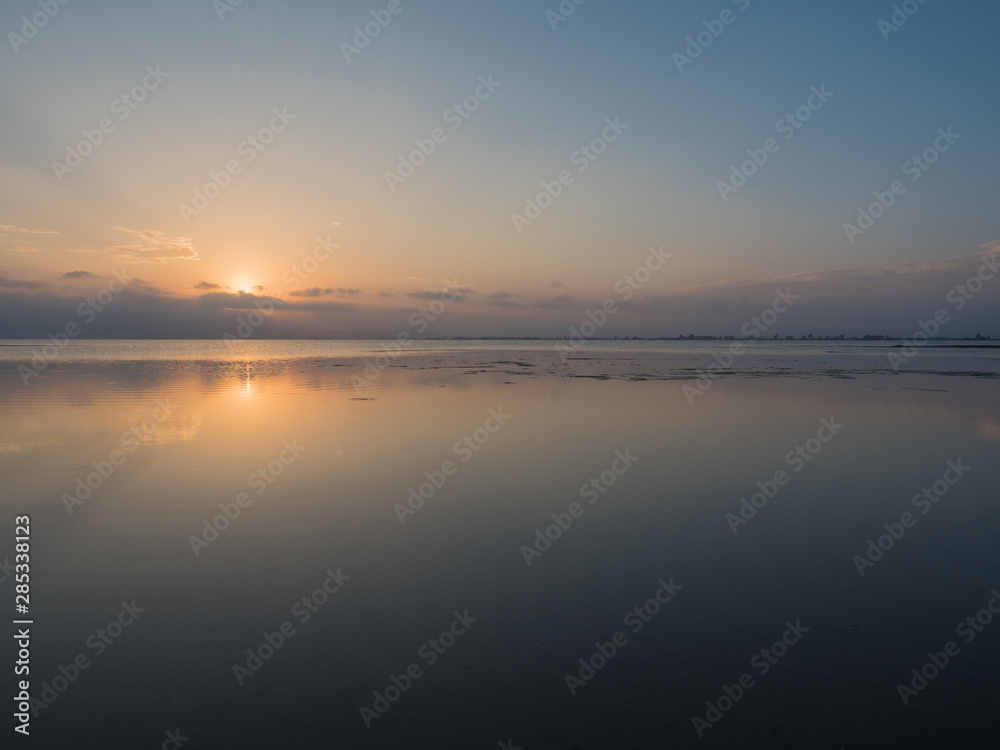 amanecer en la playa con colores fríos en el delta del ebro amanecer en la playa con colores fríos en el delta del ebro